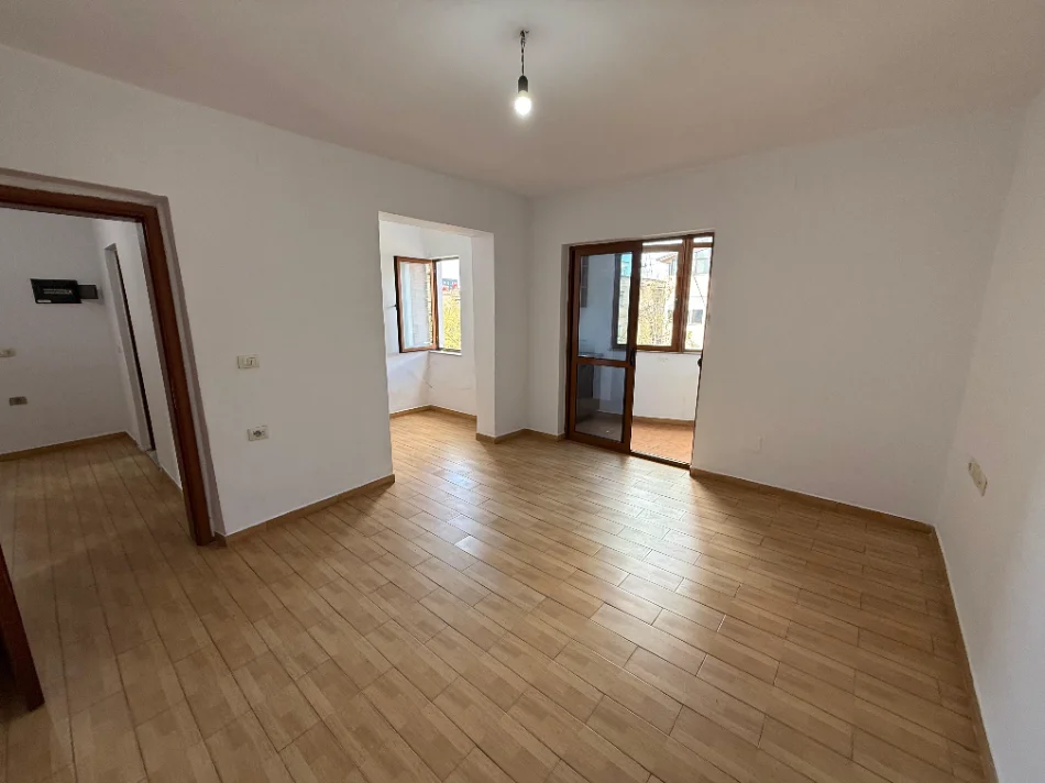 Tirane, jepet me qera apartament 1+1 Kati 5, 62 m² 400 € (Rruga Bardhyl)