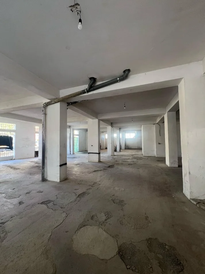 Tirane, jepet me qera magazine Kati -1, 380 m² 800 € (RRUGA MUHAMET DELIU)