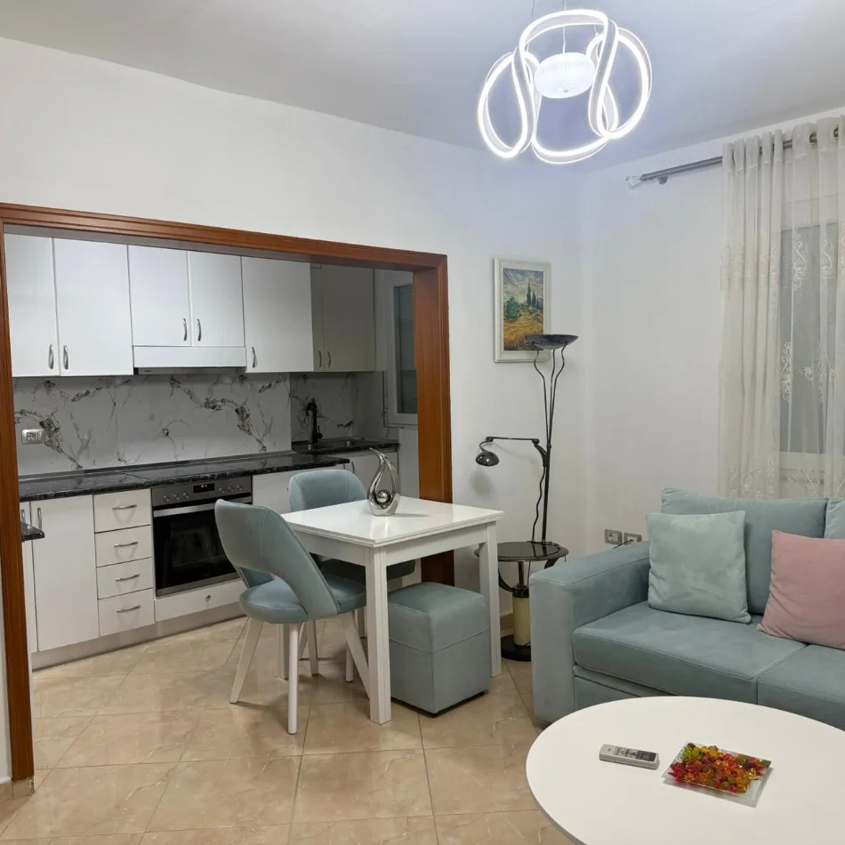 Tirane, jepet me qera apartament 1+1 Kati 2, 70 m² 550 € (21 Dhjetori prane Komisariatit te Policise)