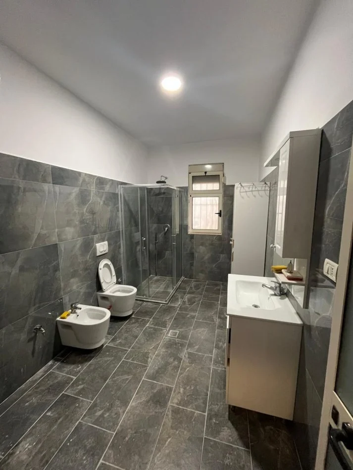 Tirane, jepet me qera Vile 2 Katshe Kati 2, 2.000 € (Komuna e Parisit)