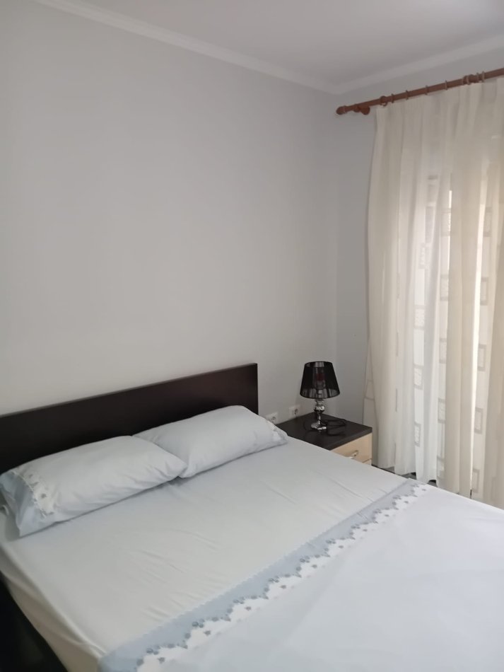 Tirane, jepet me qera apartament 1+1+Ballkon Kati 1, 40 m² 500 € (Pazari i ri ( Perfshira UJI DHE DRITA))