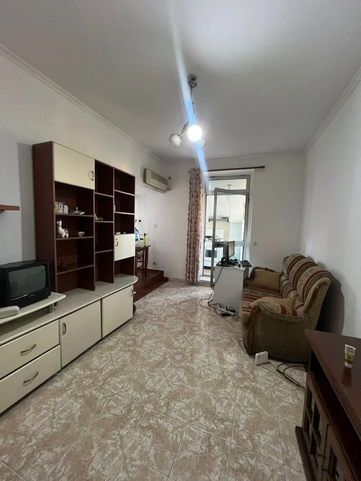 Tirane, jepet me qera apartament 1+1 , 50 m² 45.000 € (Pallatet agimi)