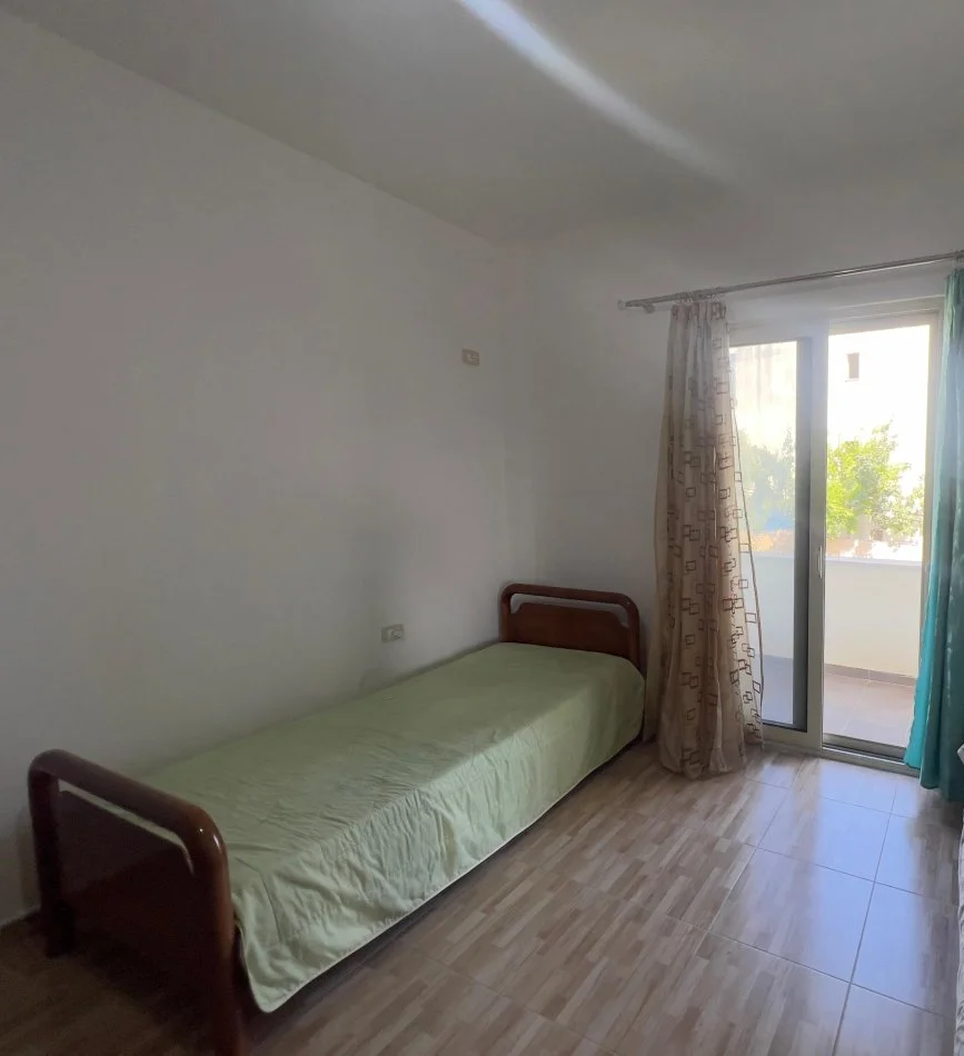 Tirane, jepet me qera apartament 2+1+Ballkon Kati 1, 112 m² 350 € (rruga kodra e priftit)