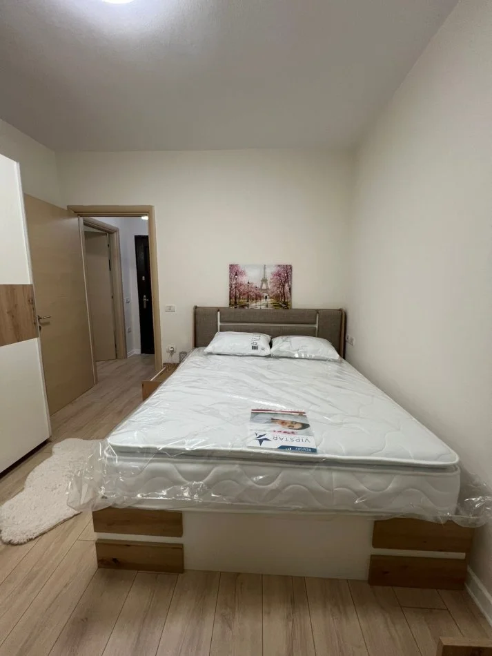 Tirane, jepet me qera apartament 1+1+Ballkon Kati 3, 70 m² 450 € (rruga Mikel Maruli)