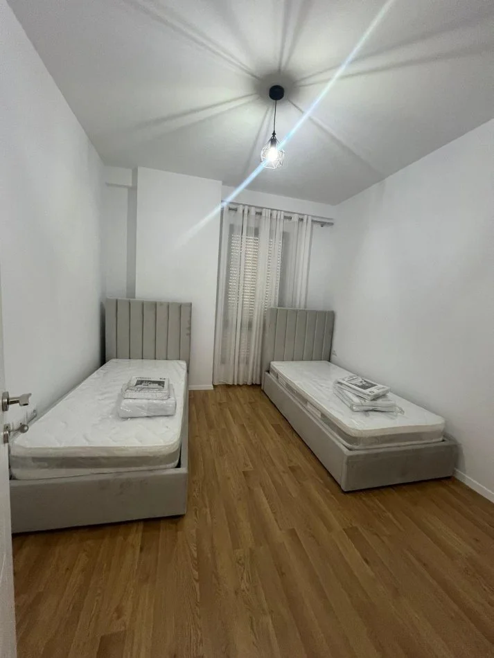 Tirane, jepet me qera apartament 2+1+Ballkon Kati 2, 124 m² 700 € (Xhanfize keko)