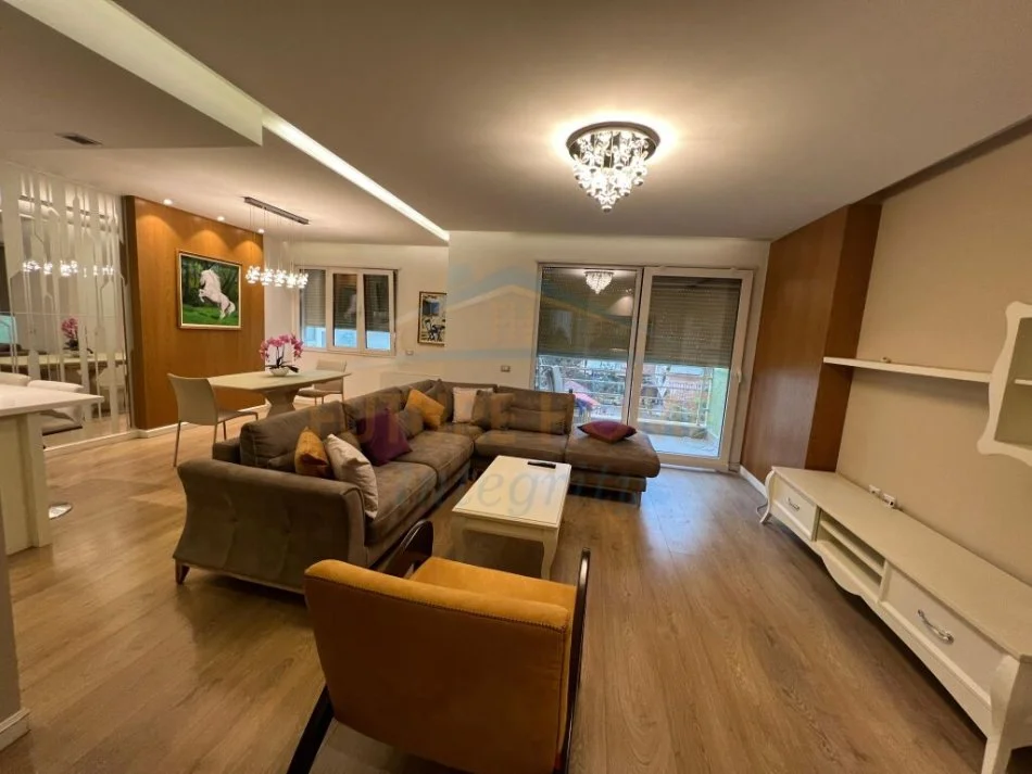 Tirane, jepet me qera 2+1+Ballkon Kati 3, 118 m² 800 € (Pazari i Ri)