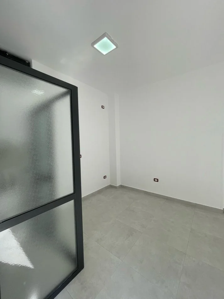 Durres, jepet me qera dyqan Kati 0, 20 m² 300 € (Durres)