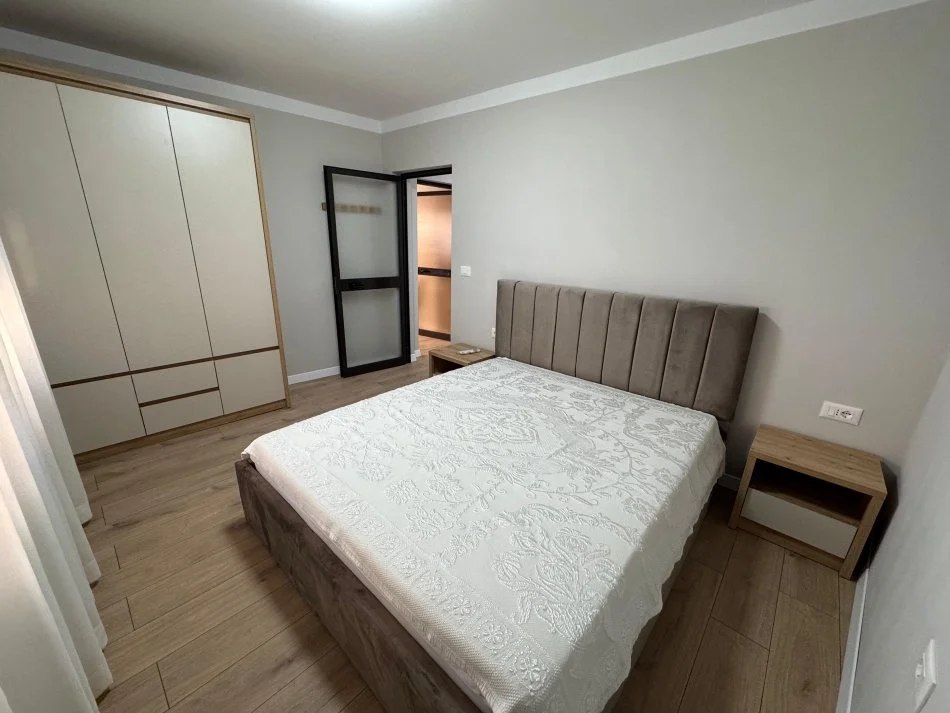 Tirane, jepet me qera apartament 2+1 Kati 2, 88 m² 600 € (Rruga qemal stafa ,shkolla e kuqe)