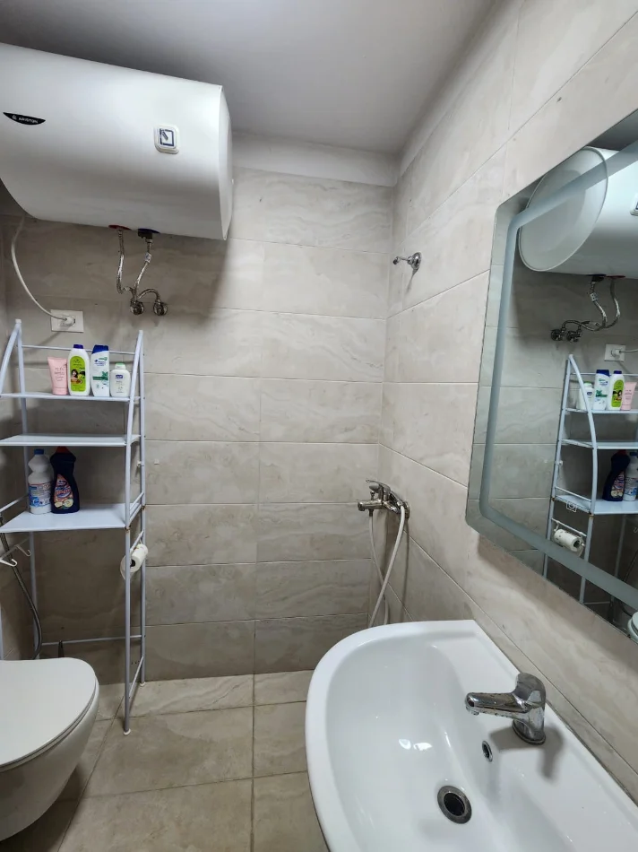 Tirane, jepet me qera apartament 1+1+Ballkon Kati 9, 500 € (Pallati me Shigjeta, Perball Delijorgjit)