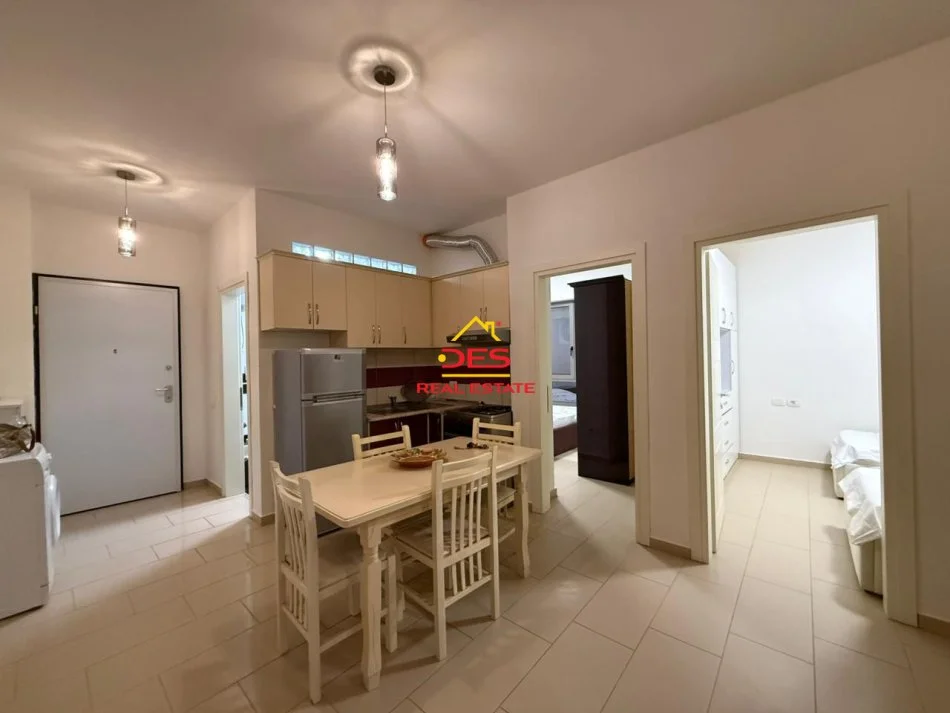 Vlore, jepet me qera apartament 2+1+Ballkon Kati 2, 90 m² 400 € (Rruga Aleksandër Moisiu)