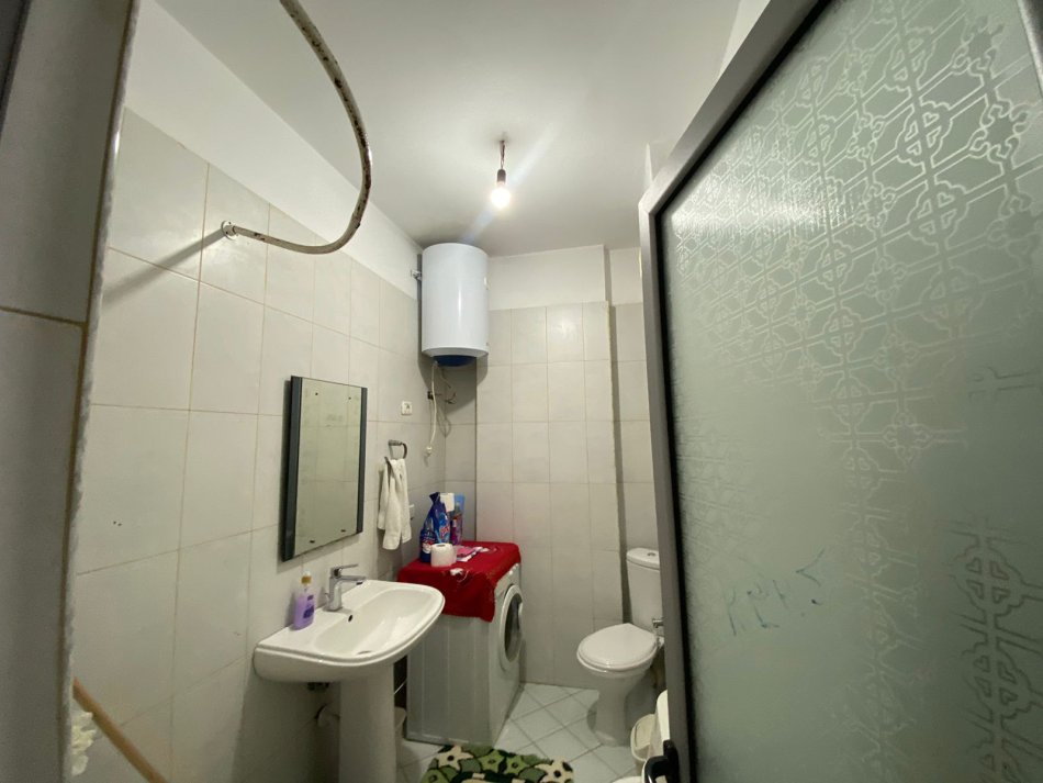 Tirane, jepet me qera apartament 1+1+Ballkon Kati 6, 65 m² 300 € (AUTOSTRADA)