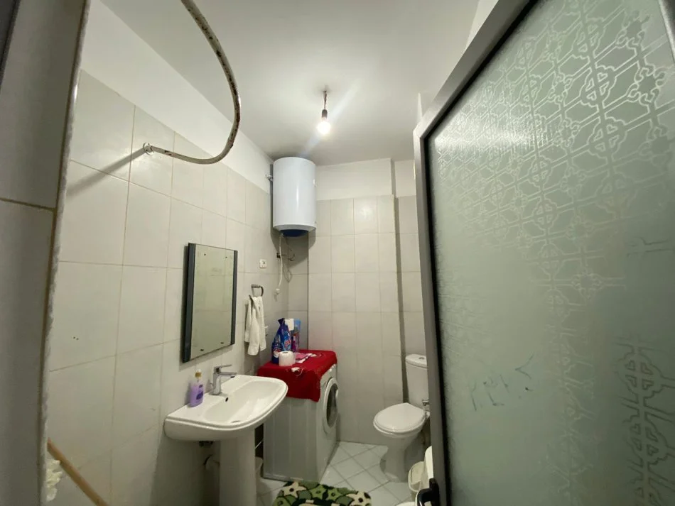 Tirane, jepet me qera apartament 1+1+Ballkon Kati 6, 65 m² 300 € (AUTOSTRADA)