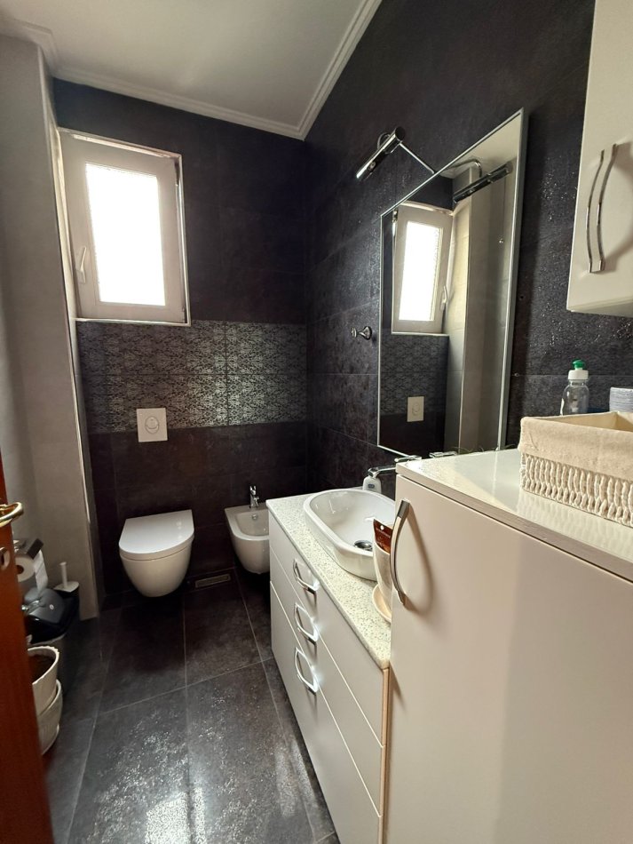 Tirane, jepet me qera apartament 3+1+Ballkon Kati 4, 140 m² 2.000 € (Blloku)