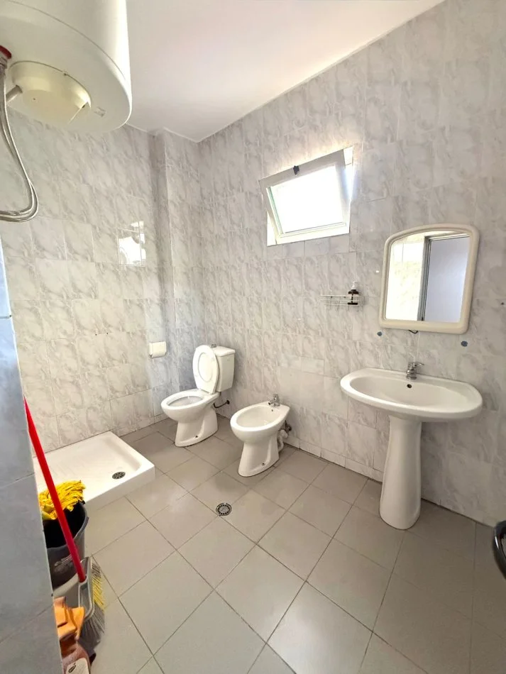 Tirane, jepet me qera apartament 1+1 Kati 4, 60 m² 650 € (Rruga Kavajes)