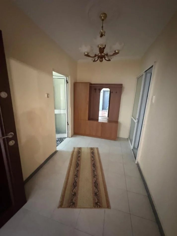 Tirane, jepet me qera apartament 1+1+Ballkon Kati 3, 65 m² 400 € (Rruga e Kavajes , prane condor center , prane xhino bar)