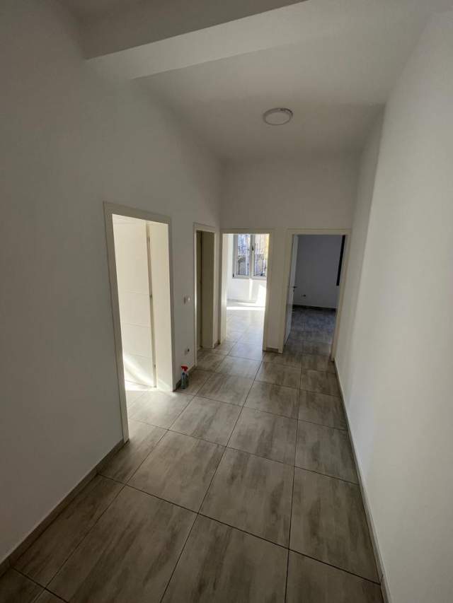 Tirane, jepet me qera ambjent biznesi Kati 2, 74 m² 400 Euro (rr. e Dibres prane Big Market)