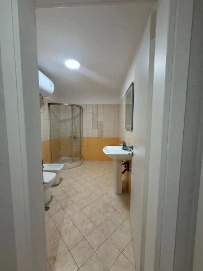 Tirane, jepet me qera apartament 2+1 Kati 7, 100 m² 600 € (Rruga Dritan Hoxha tek Banka Intesa San Paolo)