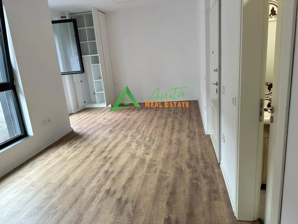 Tirane, jepet me qera zyre Kati 7, 35 m² 700 € (Rruga Elbasanit)