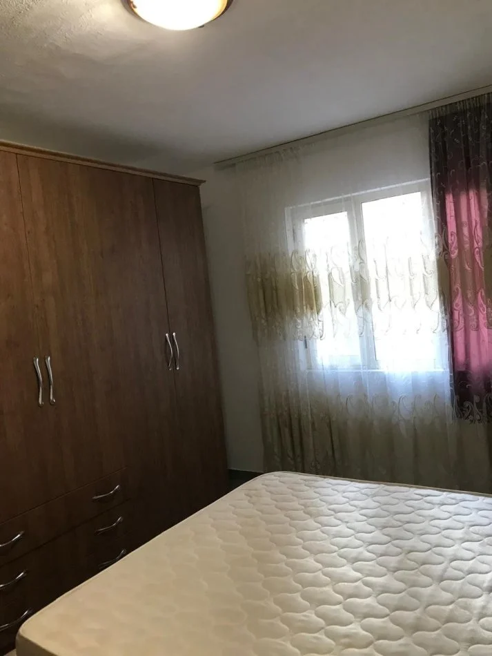 Tirane, jepet me qera apartament 1+1+Ballkon Kati 2, 65 m² 450 € (rruga Komuna Parisit)