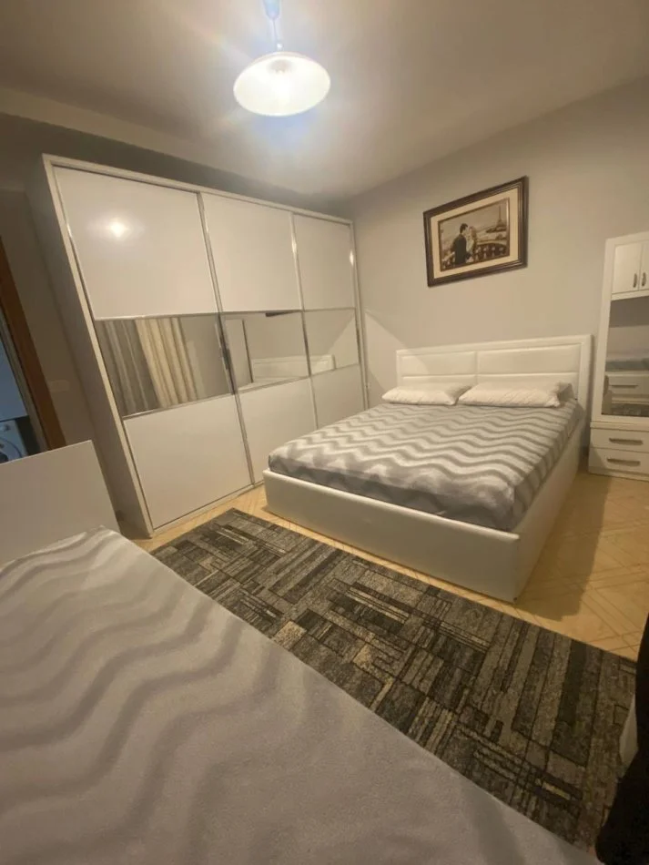 Tirane, jepet me qera apartament 1+1 Kati 3, 65 m² 450 € (5 Maj)