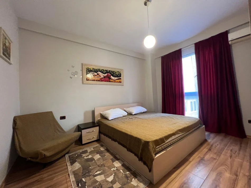 Tirane, jepet me qera apartament 2+1+Ballkon Kati 2, 850 € (Myslym Shyri)