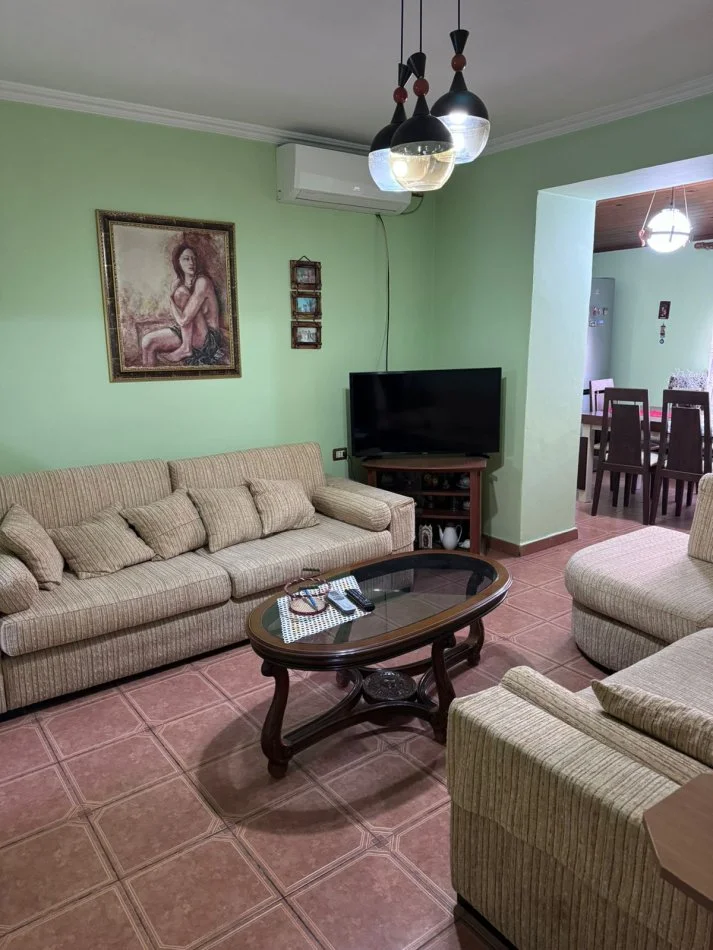 Tirane, jepet me qera apartament 2+1+Ballkon Kati 1, 80 m² 500 € (Bulevardi Bajram Curri)