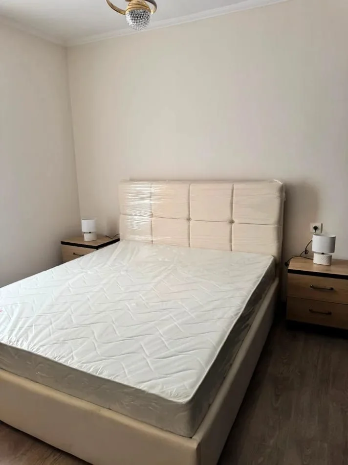 Tirane, jepet me qera apartament 1+1 Kati 3, 70 m² 500 € (Rr.Dibres perball Shkolles se Bashkuar)