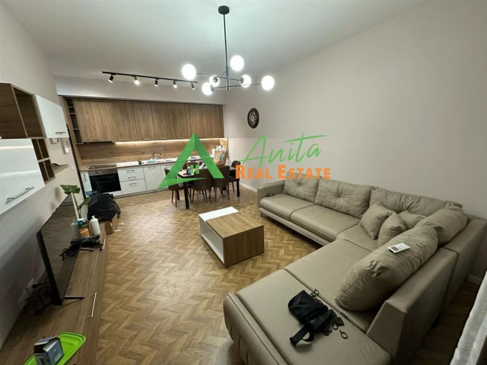 Tirane, jepet me qera apartament 1+1+Ballkon Kati 1, 75 m² 550 € (Fusha Aviacionit, i pa banuar me pare)