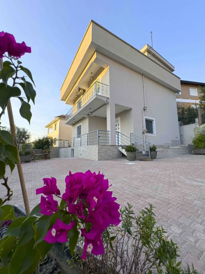 Tirane, jepet me qera Vile 2 Katshe , 300 m² 1.100 € (Vilat Gjermane, Tirane)