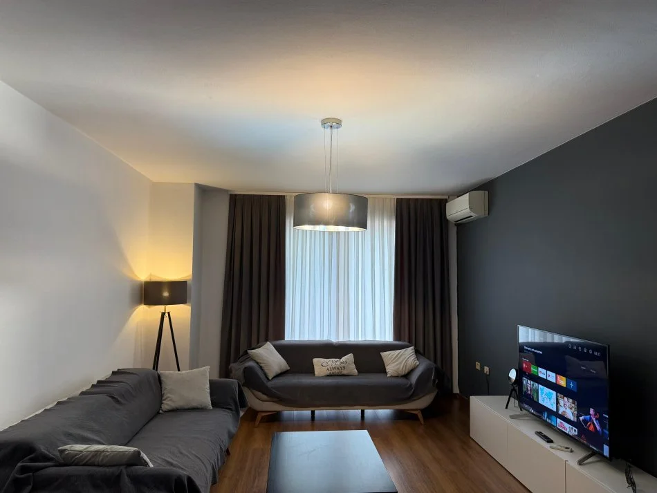 Tirane, jepet me qera apartament 2+1+Ballkon , 700 € (Bulevardi Zogu I)