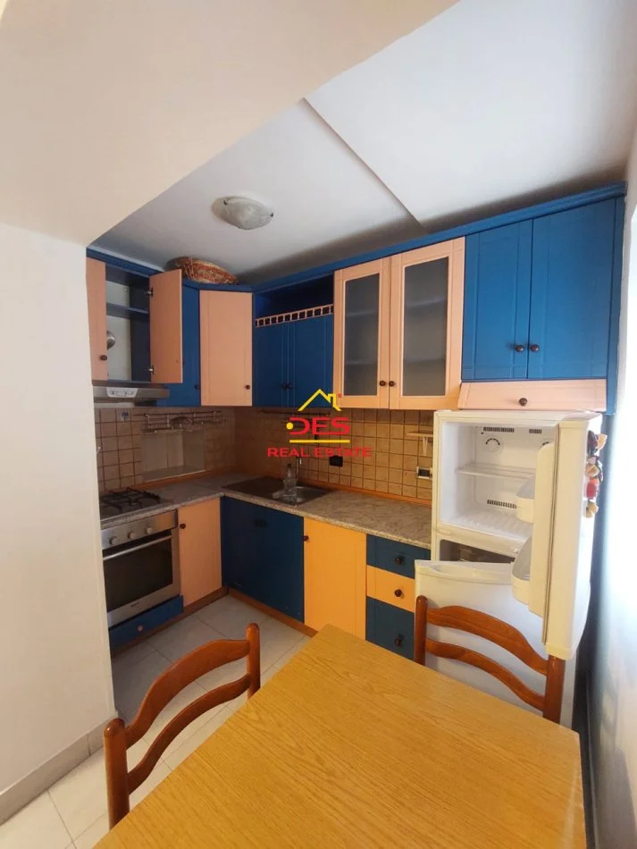 Vlore, jepet me qera apartament 1+1+Ballkon Kati 3, 65 m² 300 € (Rruga Nermin Vlora Falaski, Vlorë)