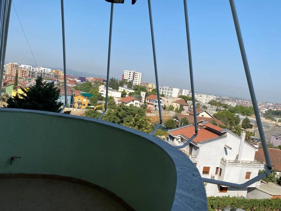 Tirane, jepet me qera 2+1+Ballkon Kati 3, 65 m² 400 € (pran restorant Freskut)