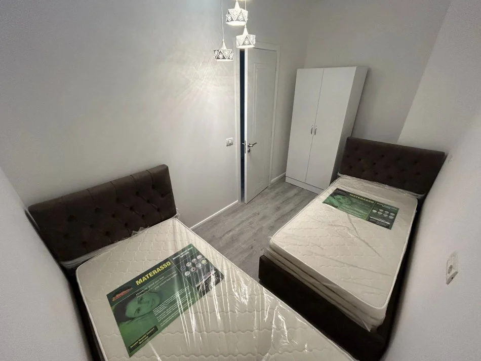 Tirane, jepet me qera apartament 2+1 Kati 3, 100 m² 650 € (Emerald Center)