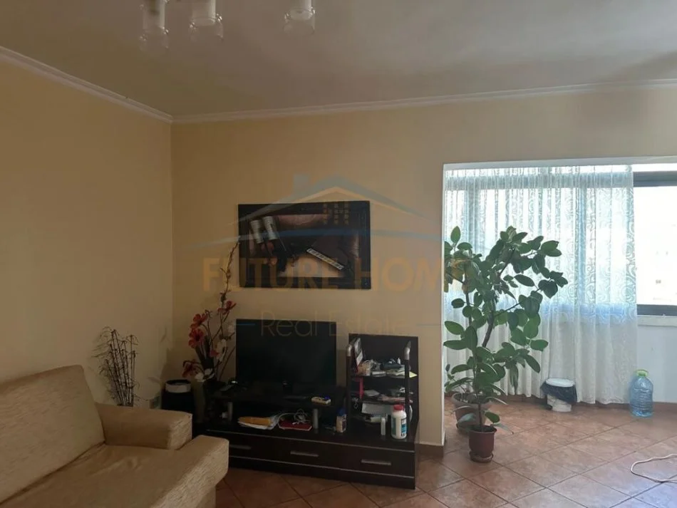Tirane, jepet me qera apartament 1+1 Kati 5, 60 m² 400 € (mine peza)