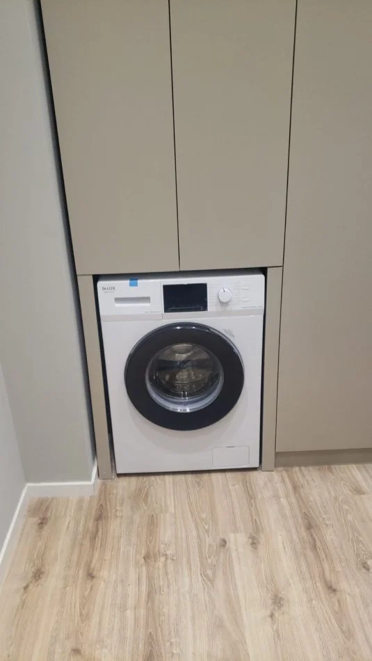 Tirane, jepet me qera apartament 1+1 Kati 4. 550 € (Kupola)