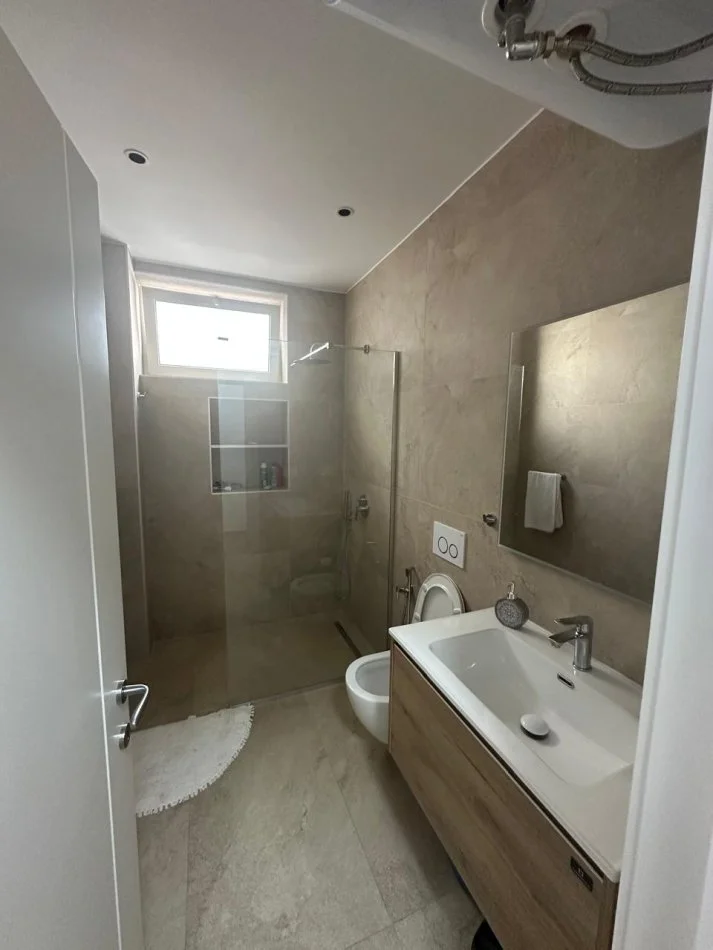 Tirane, jepet me qera apartament 2+1 Kati 2, 88 m² 850 € (Rruga e Durrësit)