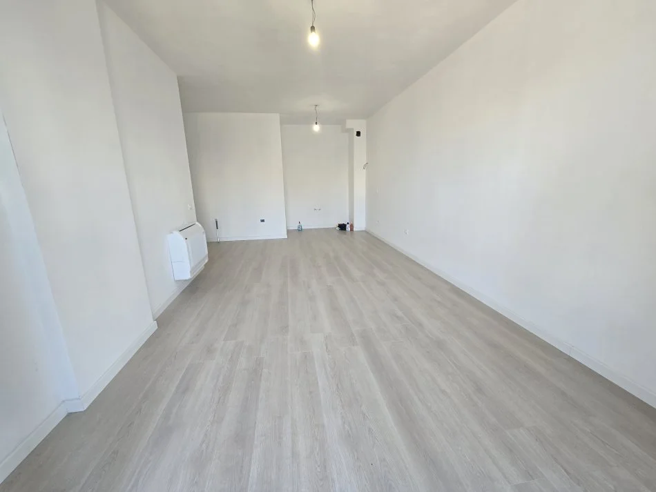 Tirane, jepet me qera zyre Kati 1, 93 m² 700 € (Rruga e Kavajes)