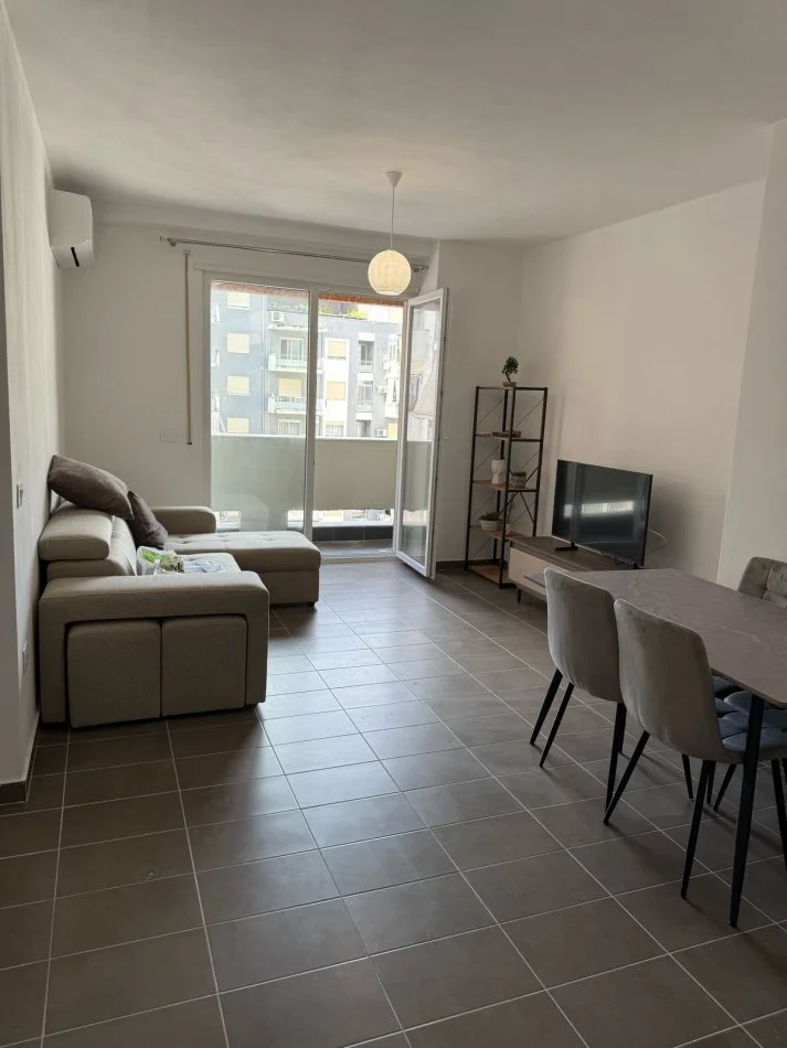 Tirane, jepet me qera apartament 1+1+Ballkon Kati 5, 70 m² 400 € (Rruga bedri Karapici)