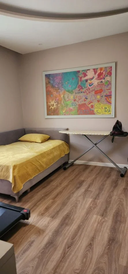 Tirane, jepet me qera apartament 2+1+Ballkon Kati 6, 700 € (Fusha e Aviacionit)