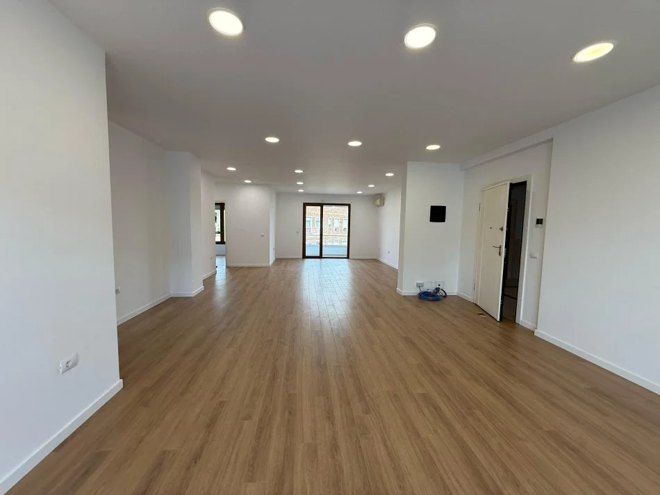 Tirane, jepet me qera ambjent biznesi , 180 m² 250.000 € (delijorgji)