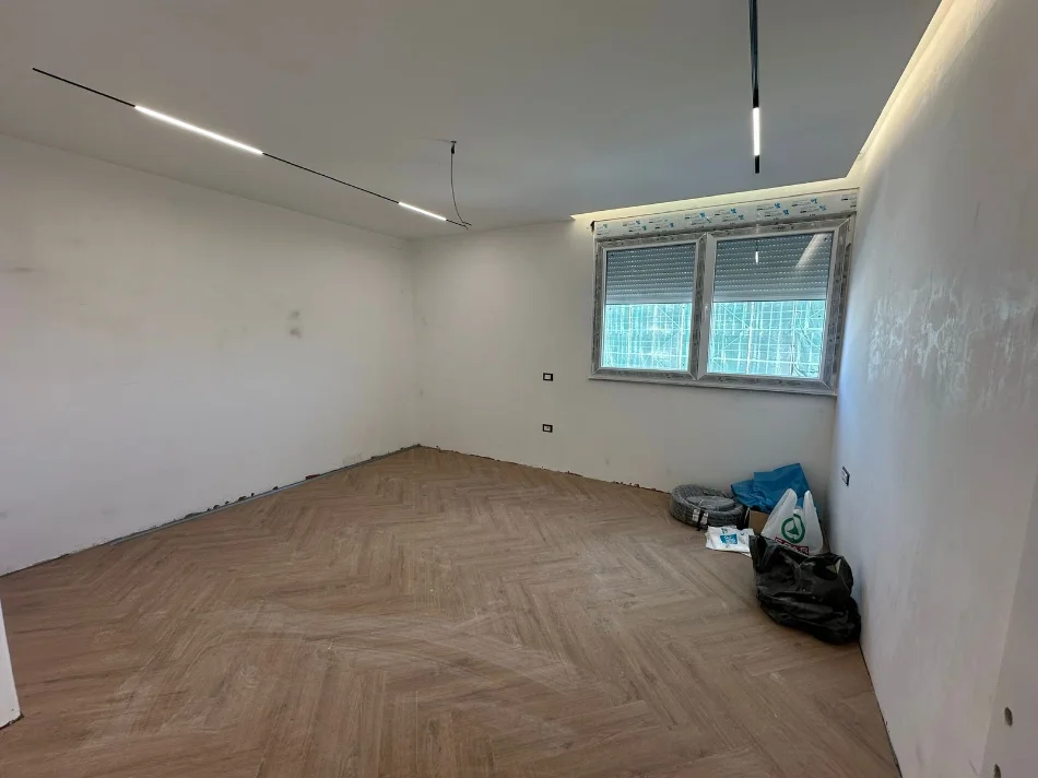 Tirane, shitet apartament 2+1+Ballkon , 101 m² 320.000 € (Ish Ekspozita)