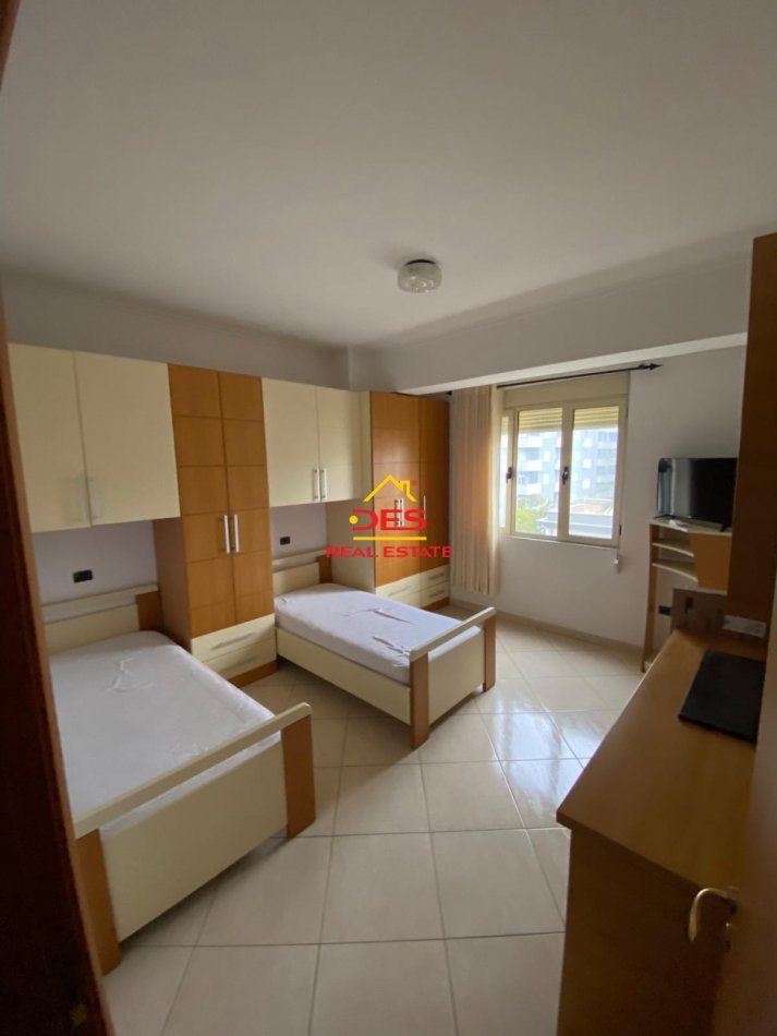 Vlore, jepet me qera apartament 2+1+Ballkon Kati 5, 90 m² 350 € (Rruga 7 Nëntori , Vlorë)