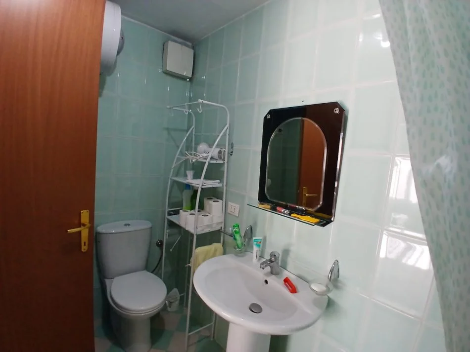 Tirane, jepet me qera apartament 2+1+Aneks Kati 9, 115 m² 750 € (Rruga Barrikadave,prane kryqezimi 9-kateshet)