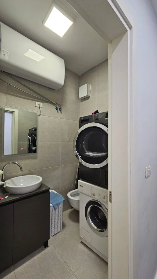 Tirane, jepet me qera apartament 2+1+Ballkon Kati 7, 120 m² 750 € (Rruga Muzaket pas viva market)