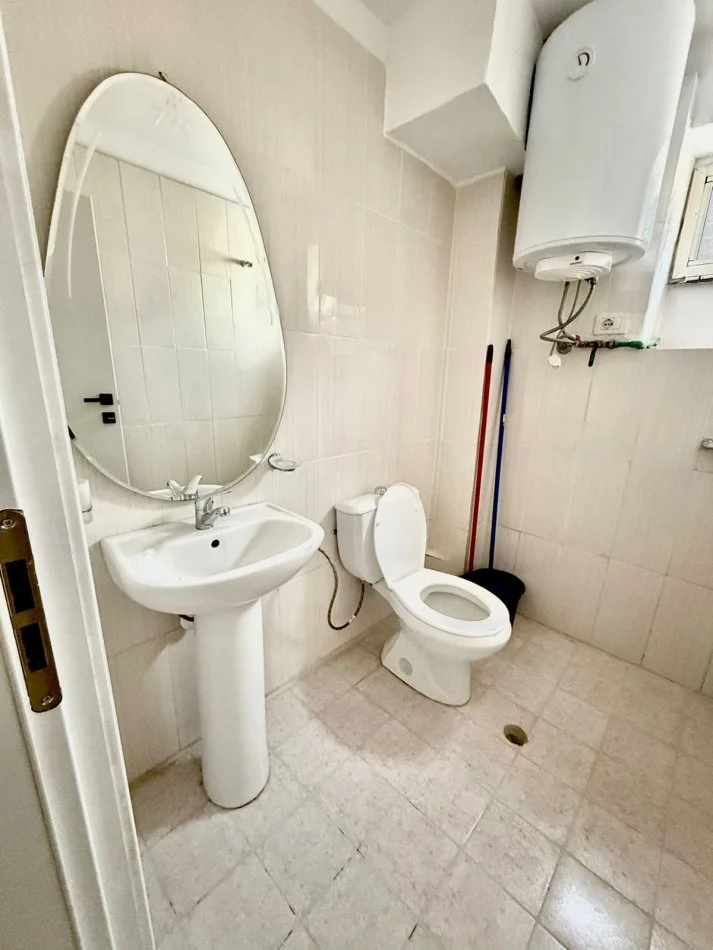 Tirane, jepet me qera apartament 1+1+Ballkon Kati 2, 70 m² 