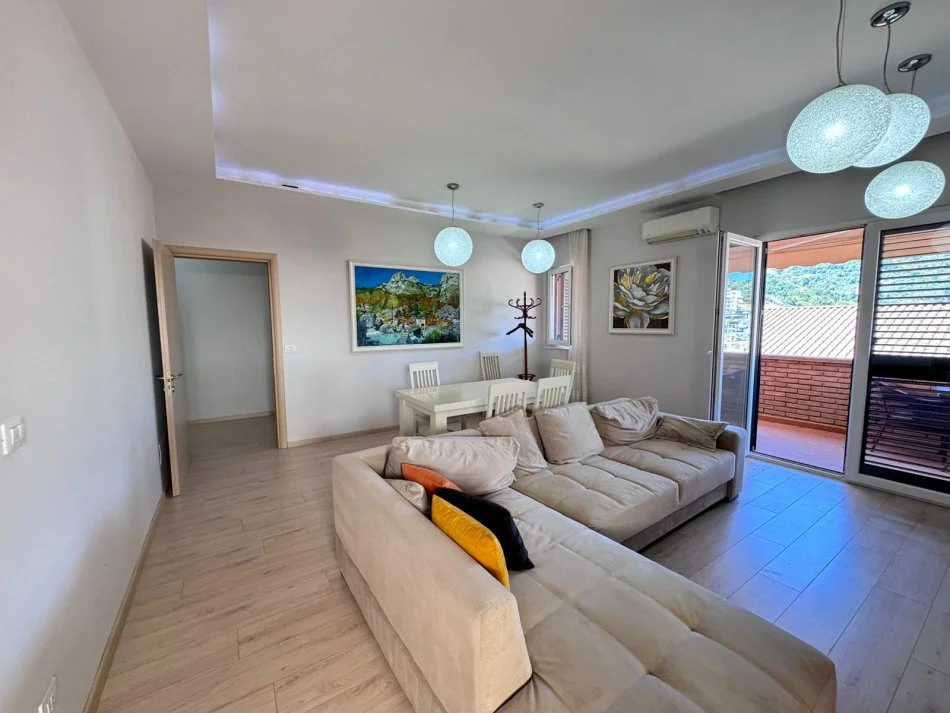 Tirane, jepet me qera apartament 2+1+Ballkon , 600 € 