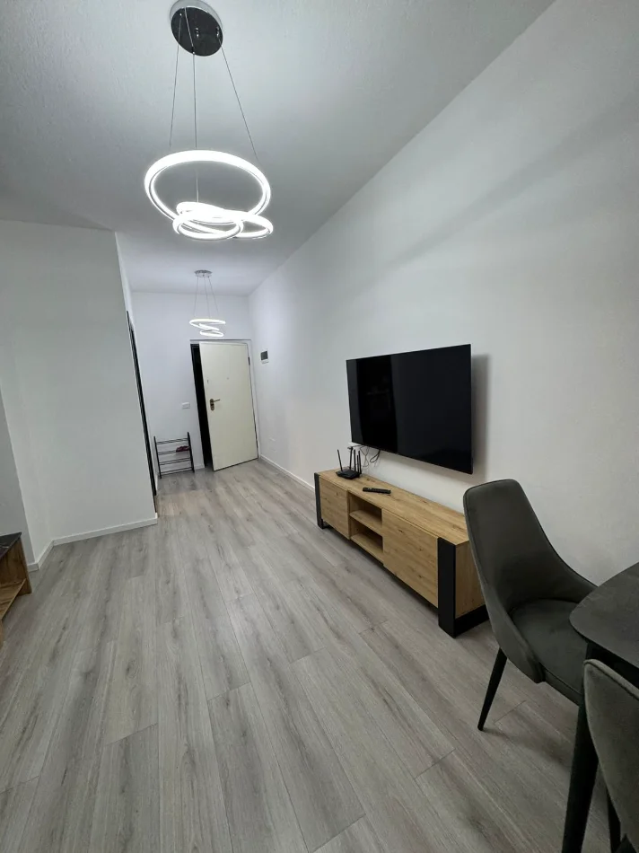 Tirane, jepet me qera apartament 1+1+Aneks+Ballkon Kati 2, 650 € (rruga e durresit)