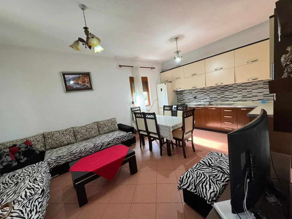 Durres, jepet me qera apartament 1+1+Ballkon Kati 2, 300 € 