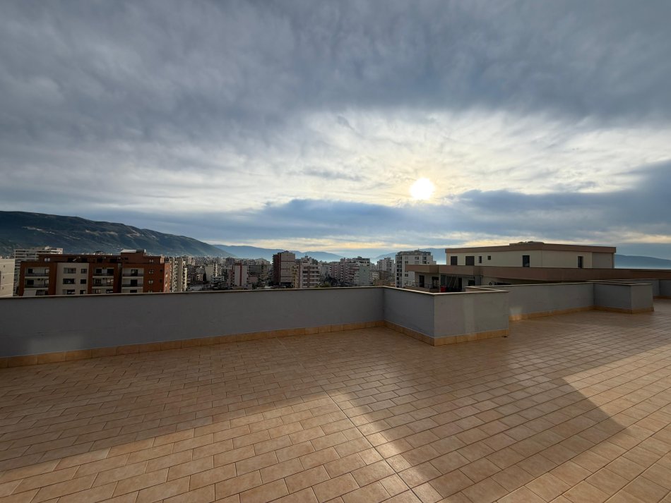 Vlore, shitet nga Pronari, pa-komision apartament+verande | Penthouse 2+1+Aneks+Ballkon Kati 10, 106 m² 199.999 € (Rruga Transballkanike)