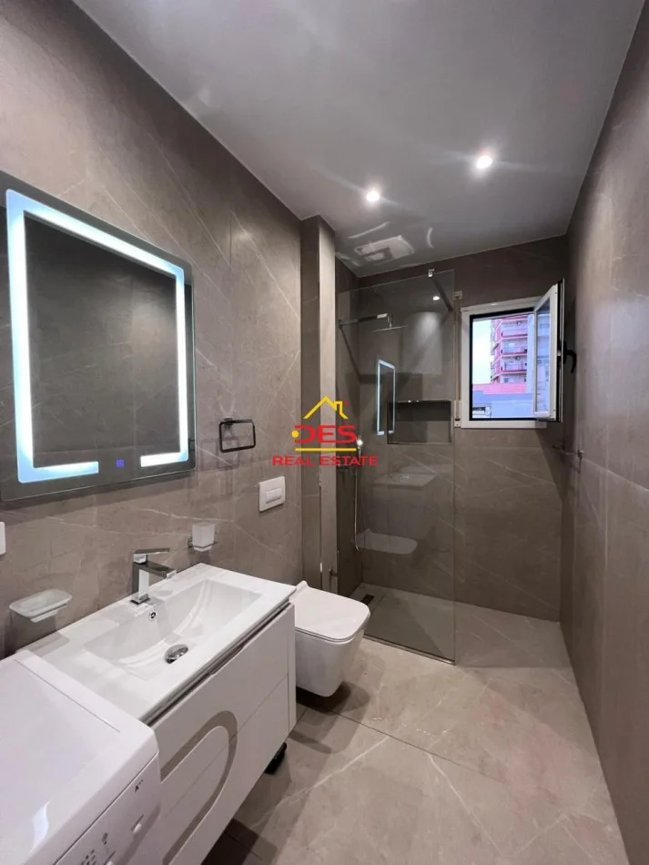 Vlore, jepet me qera apartament 1+1+Ballkon Kati 2, 55 m² 500 € (Rruga Hasan Kushta)